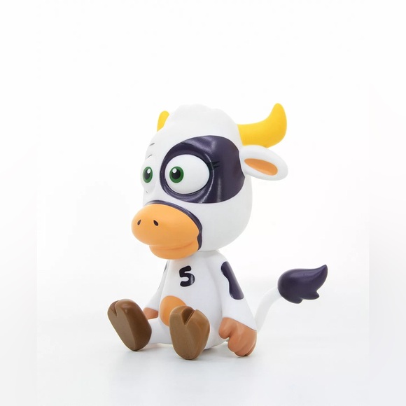 Common Sense Cow | VeeFriends | Vinyl 6” Collectible Figure | NEW - Picture 3 of 3